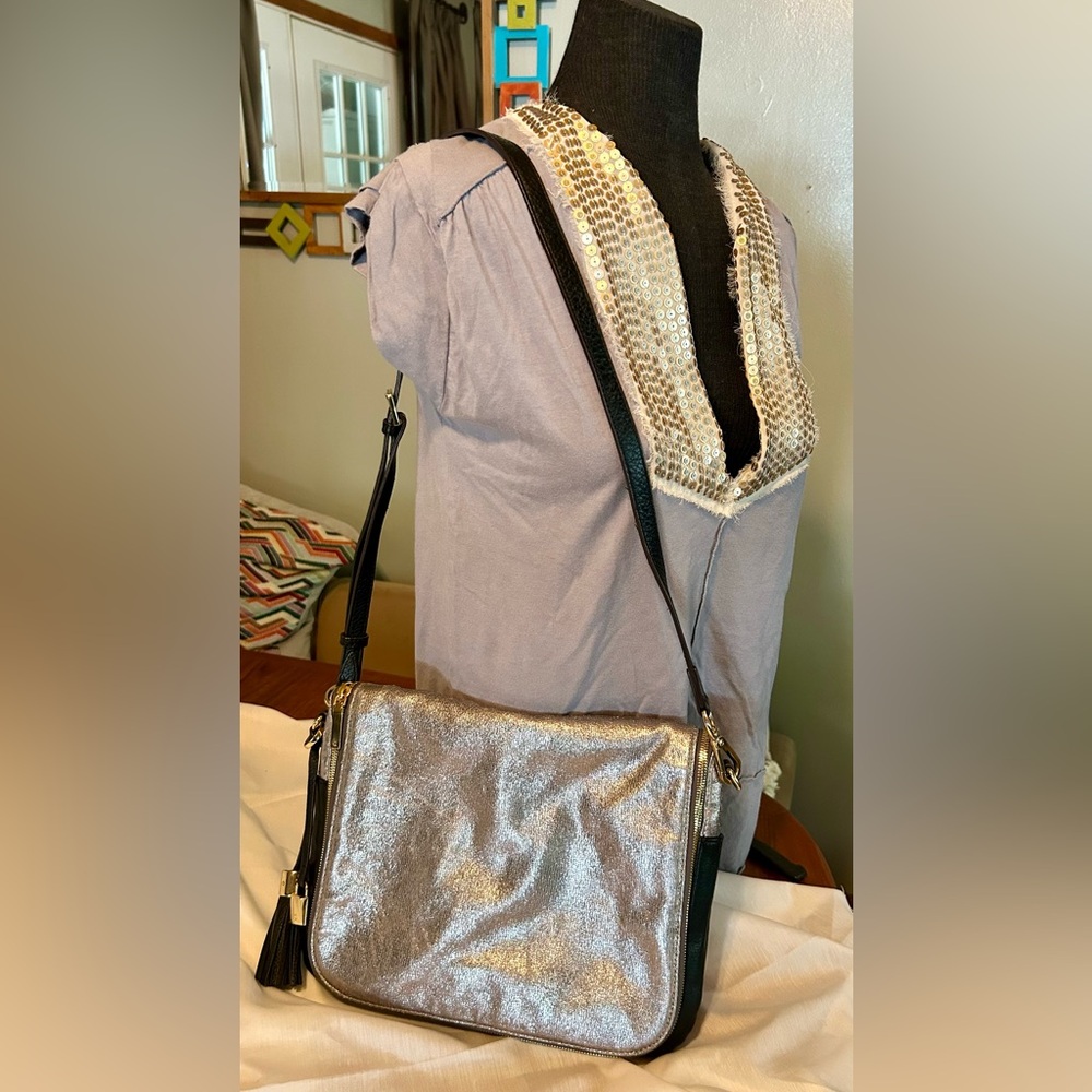 Gili Halo Leather Crossbody Silver/Black. Mesh has few scratches due to Velcro.